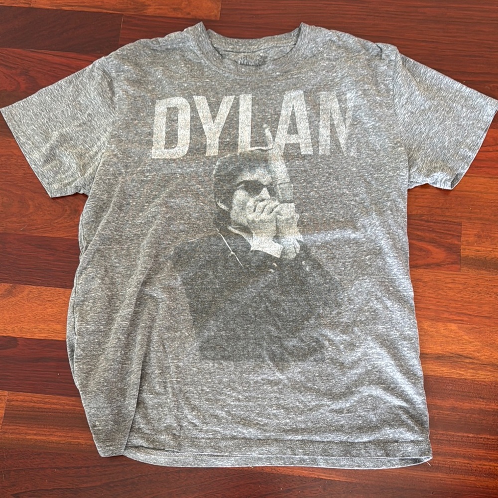 DYLAN Gray Short Sleeve Graphic Tee with Bold Graphic Design
